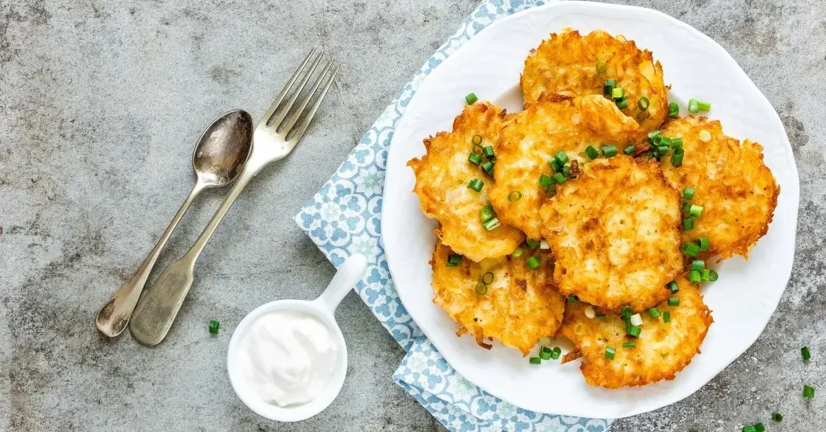 Placki z ciecierzycy na talerzu