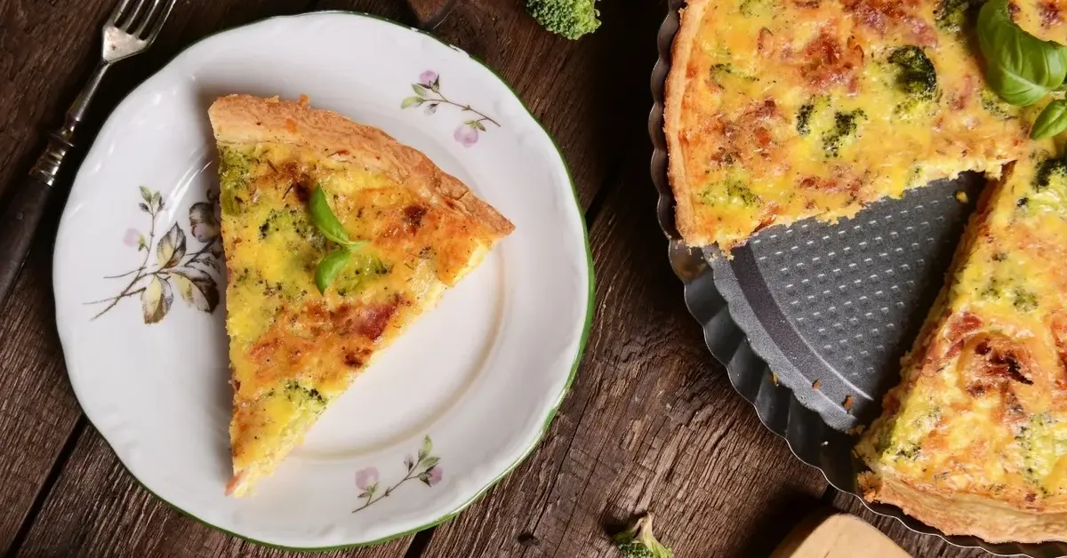Quiche z kurczakiem w formie do zapiekania i porcja na talerzyku