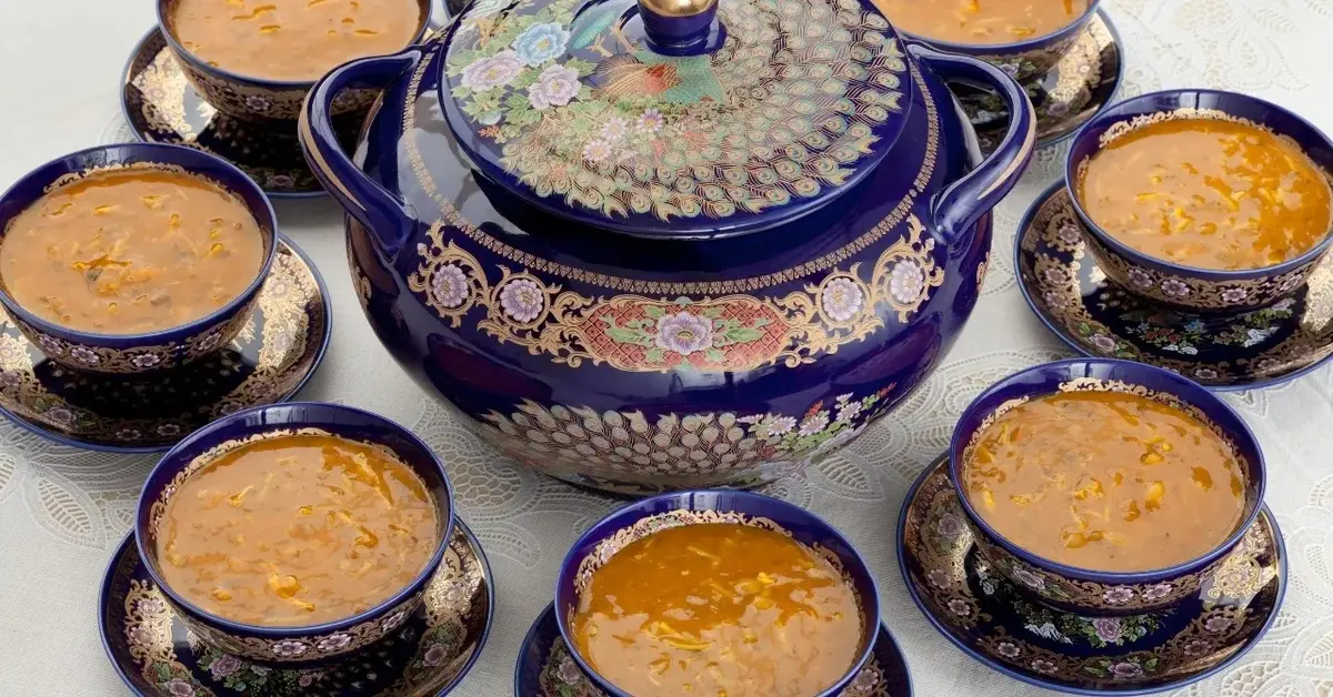 Zupa marokańska w tradycyjnym naczyniu i miseczkach 