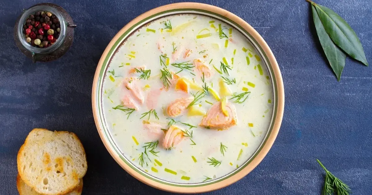 Zupa z łososiem w miseczce