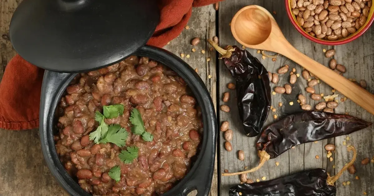 Fasola po meksykańsku w dużej patelni