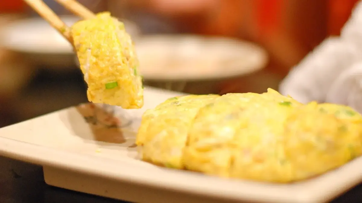 Tamago - omlet japoński na talerzu 