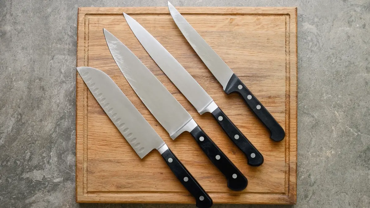 Noże kuchenne: na drewnianej desce