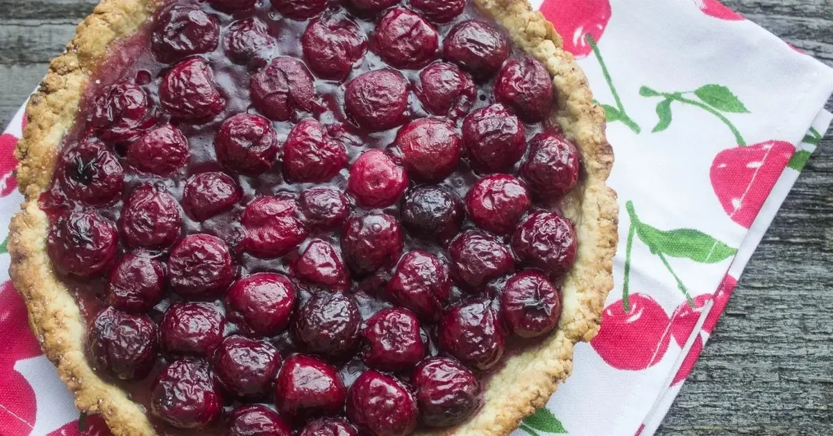 Tarta z czereśniami na serwetce w czereśnie
