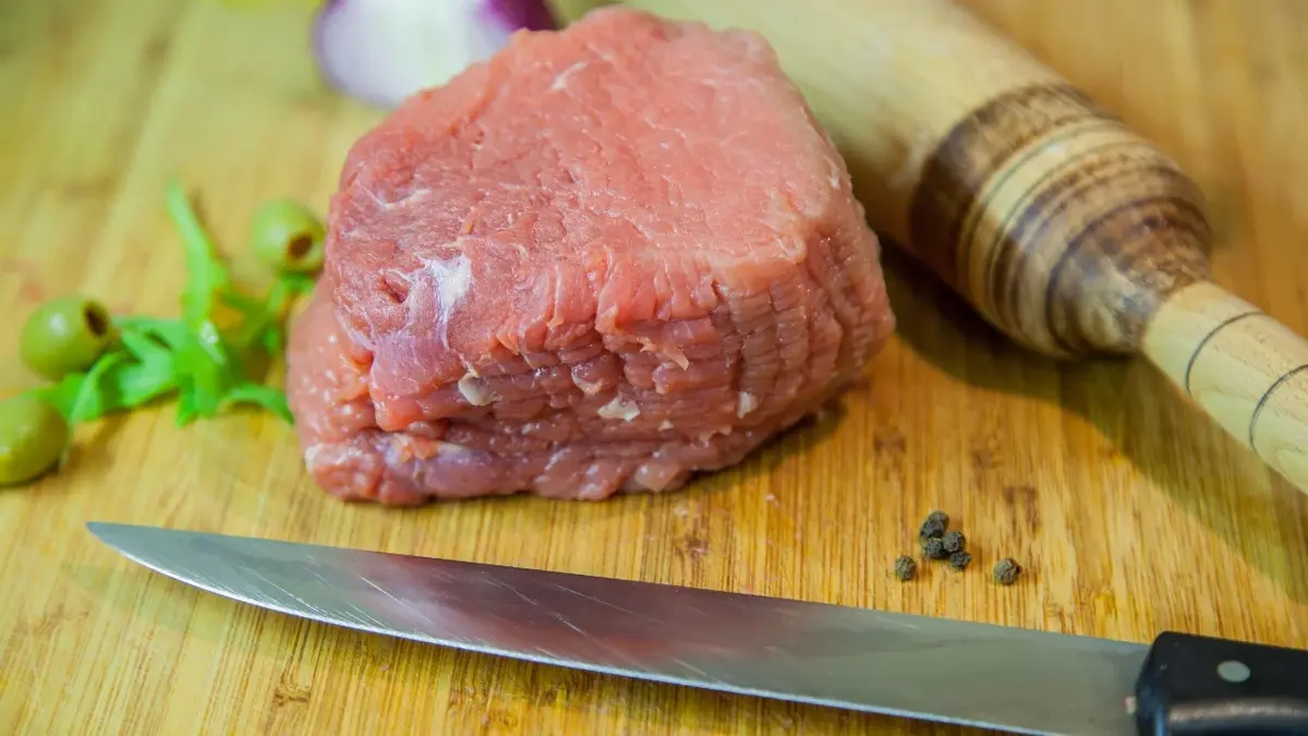 Kawałek surowego mięsa na Chateaubriand