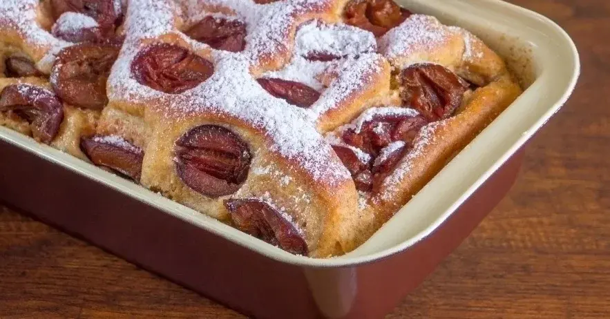 placek ze śliwkami w formie do zapiekania