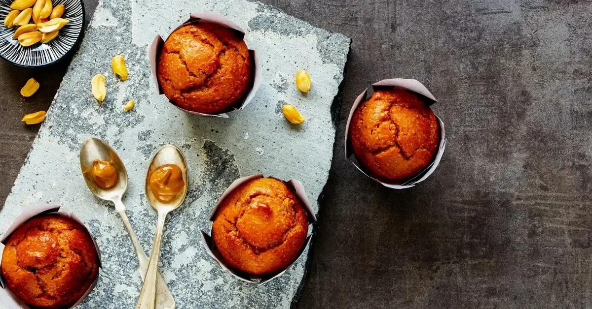 Muffinki z masłem orzechowym na blacie