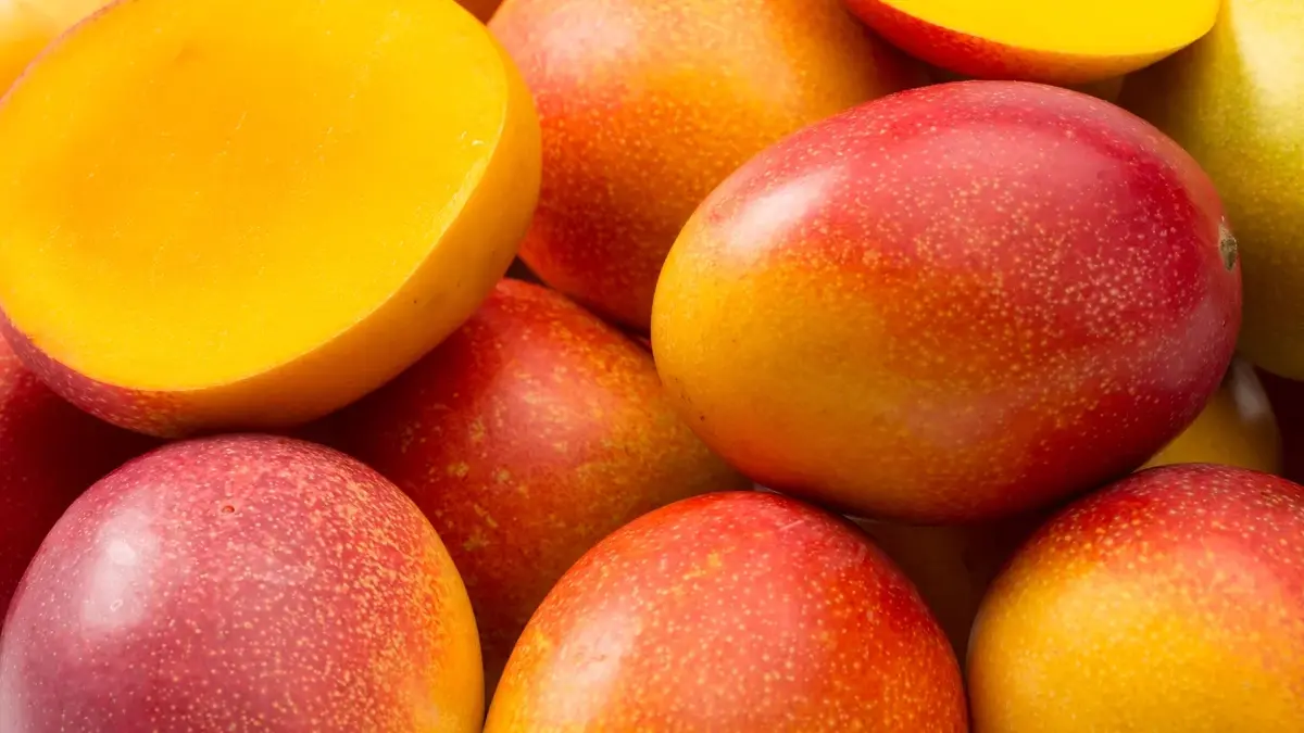 dojrzałe mango i przekrojone mango