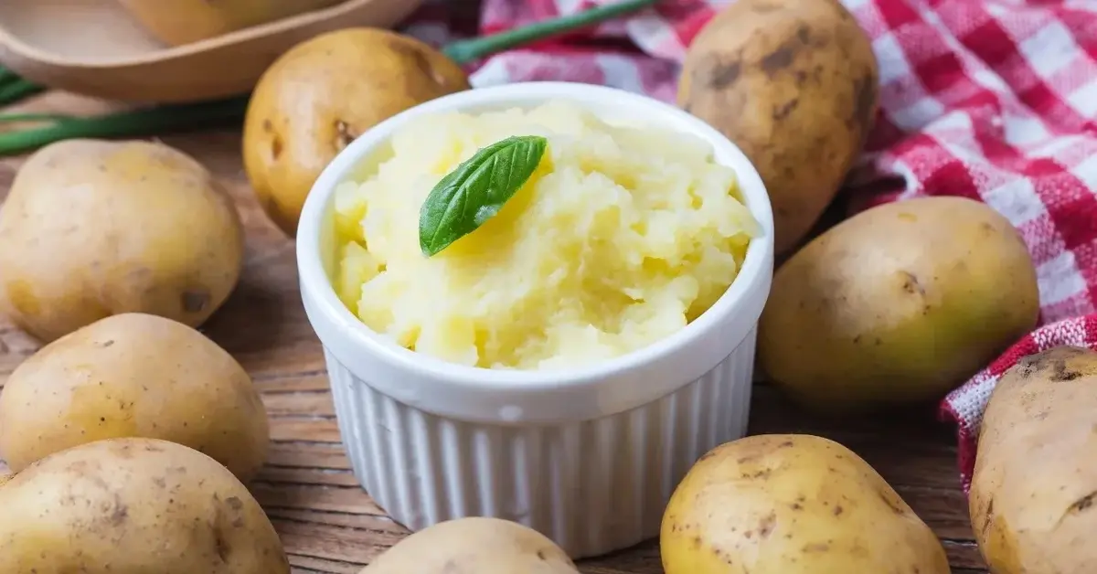 Puree ziemniaczane w miseczce, obok ziemniaki