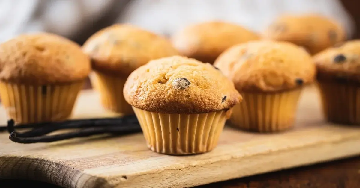 Muffinki waniliowe na drewnianym blacie