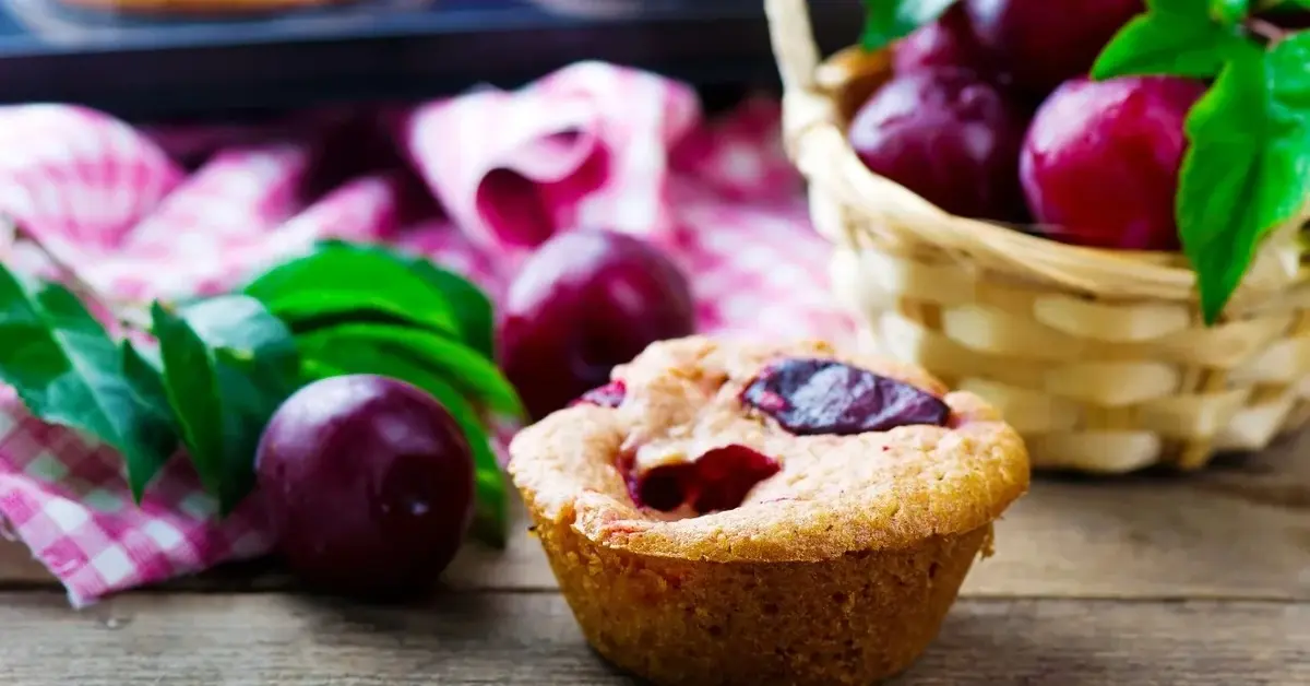 Muffiny ze śliwkami, w tle świeże śliwki