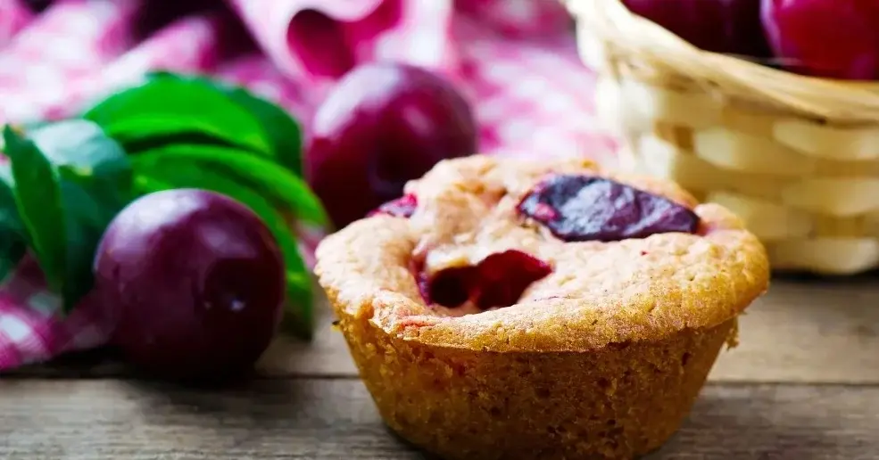 Muffiny ze śliwkami, w tle świeże śliwki