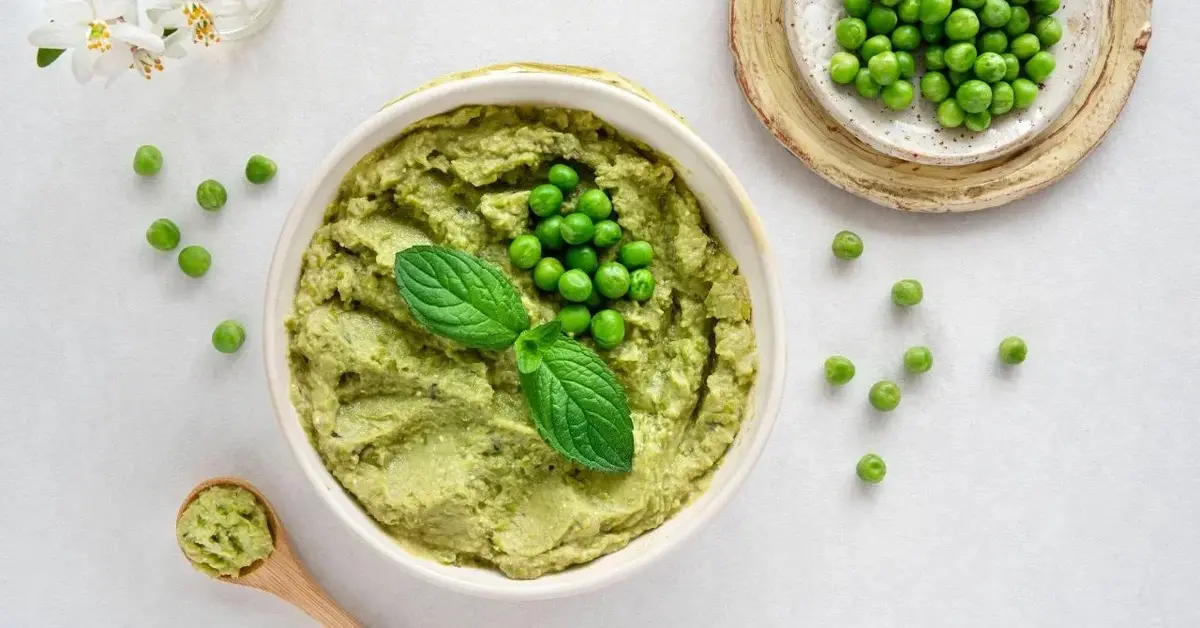 Puree z groszku w miseczce