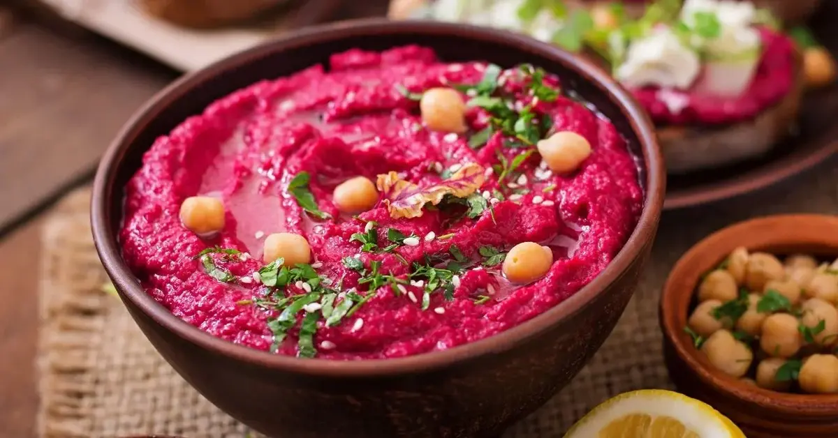 Hummus z burakiem w miseczce
