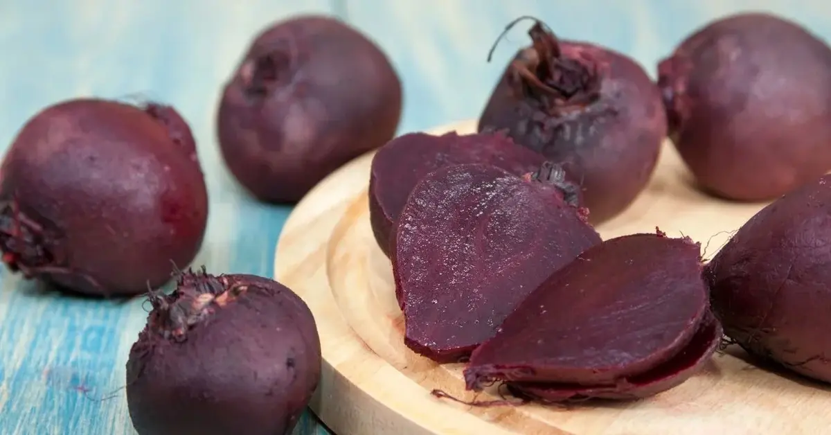 Ugotowane buraki na drewnianej desce do krojenia