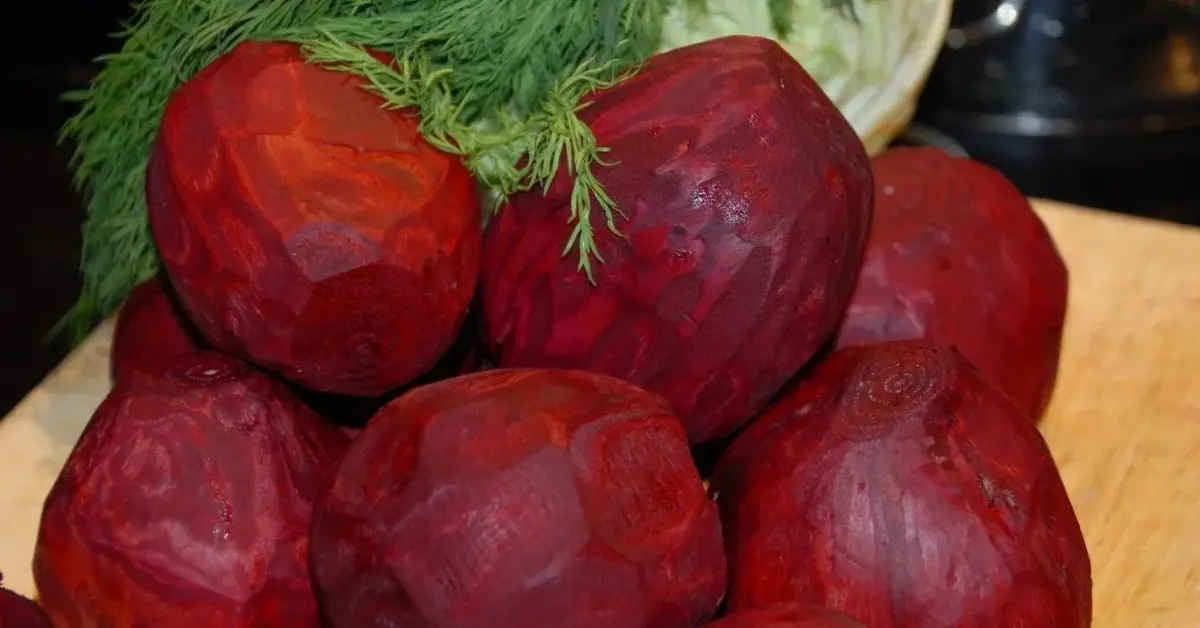 obrane buraki na drewnianej desce do krojenia