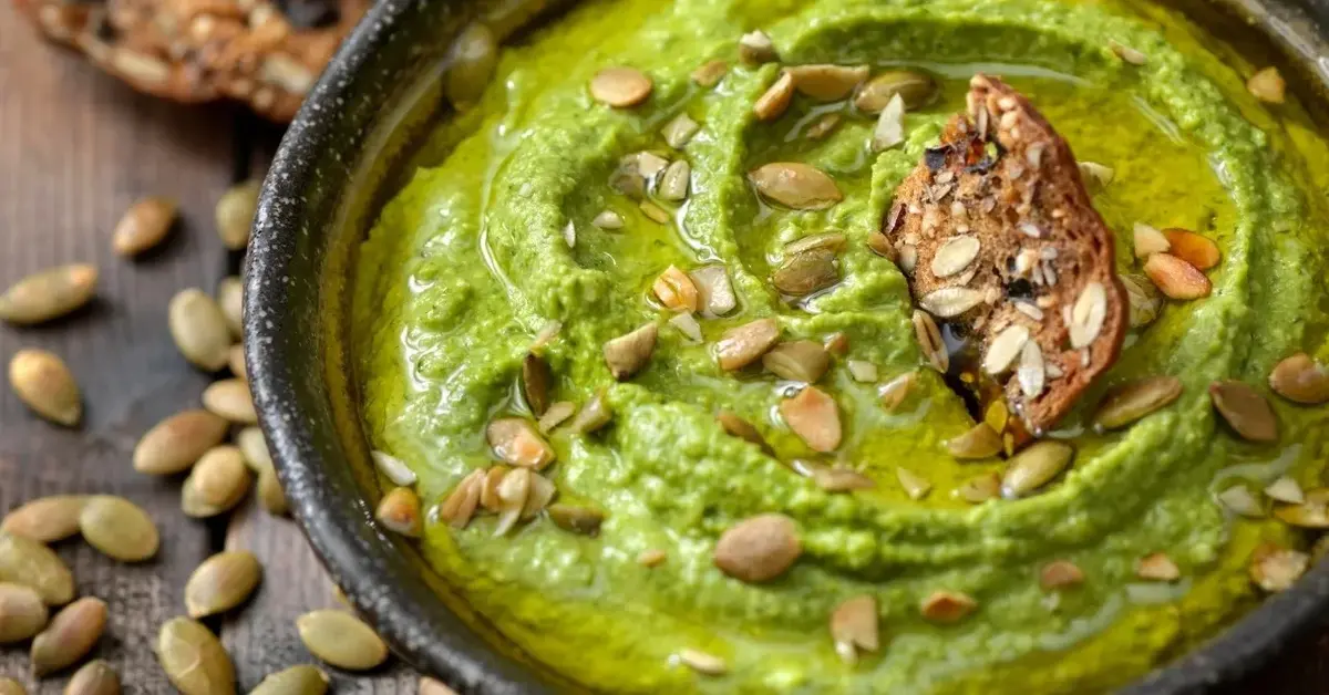 Pasta z bobu w miseczce