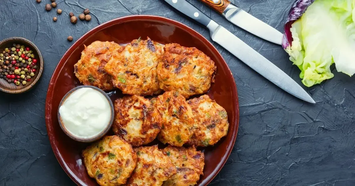 Kotlety z ciecierzycy na talerzu z dipem