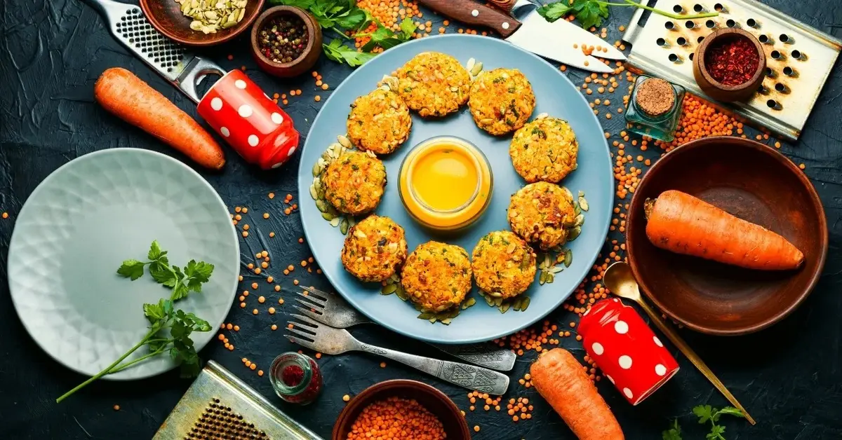 Kotlety warzywne na talerzu z dipem