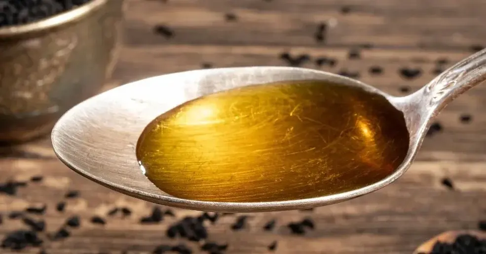 Olej z czarnuszki na łyżce