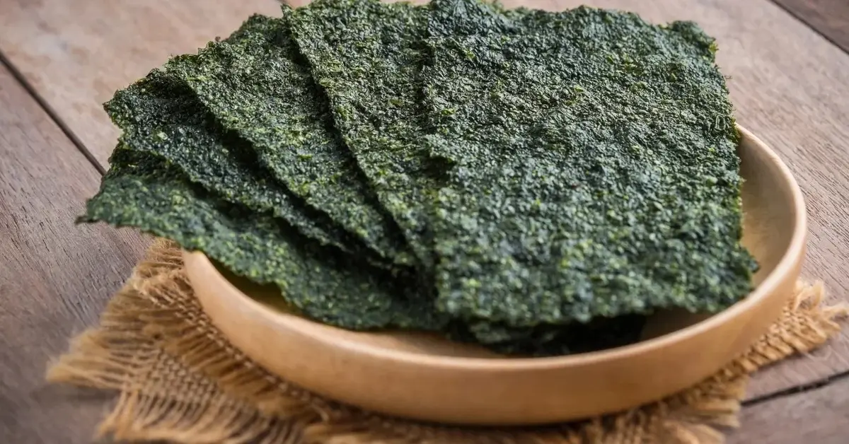 Wodorosty Nori w drewnianej miseczce