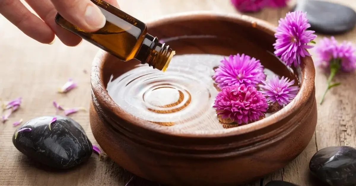 Aromaterapia - olejek eteryczny wlewany do pojemniczka z wodą