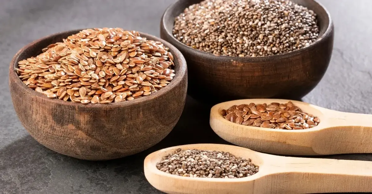 Siemię lniane w miseczkach i na łyżeczkach