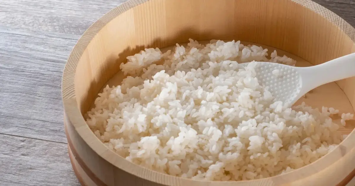 ryż do sushi w drewnianym pojemniku 