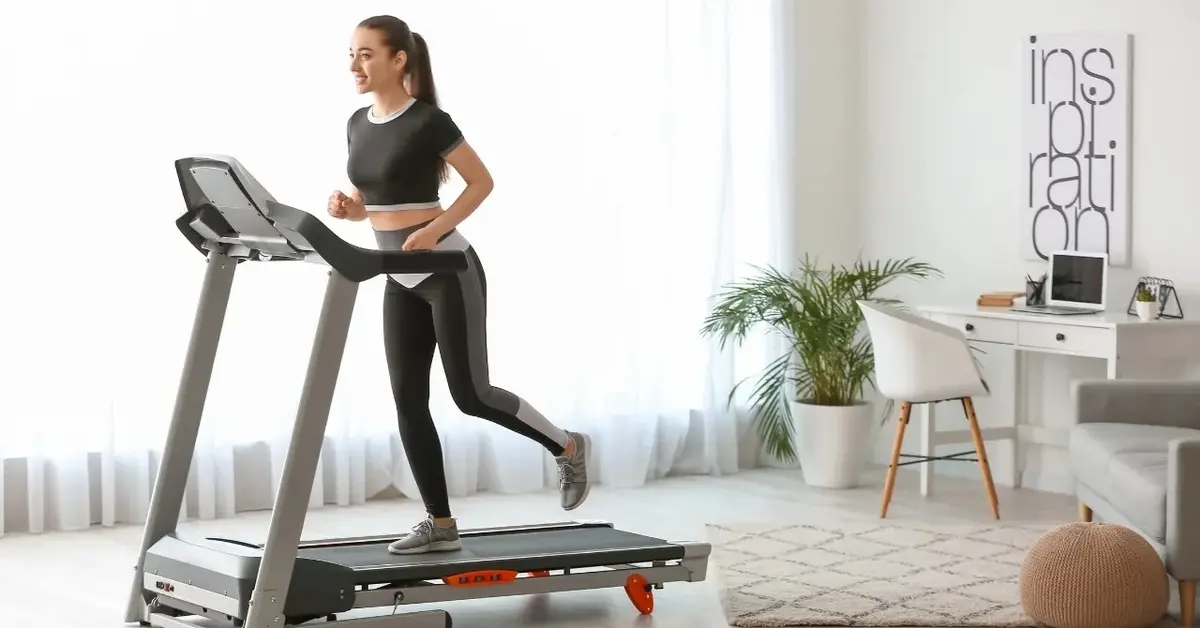 Kobieta ćwicząca na bieżni w salonie