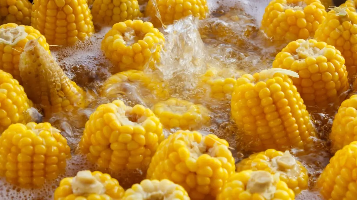 kukurydza gotowana w gorącej wodzie 