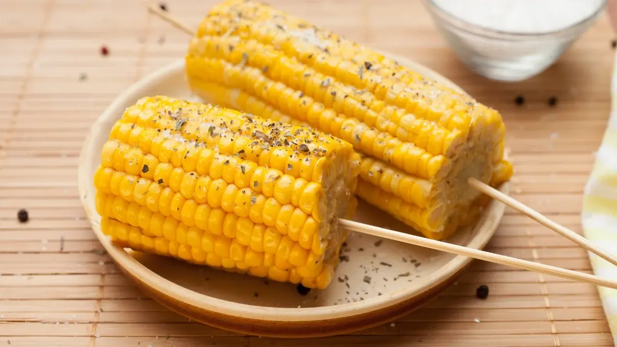 kukurydza gotowana na talerzyku 