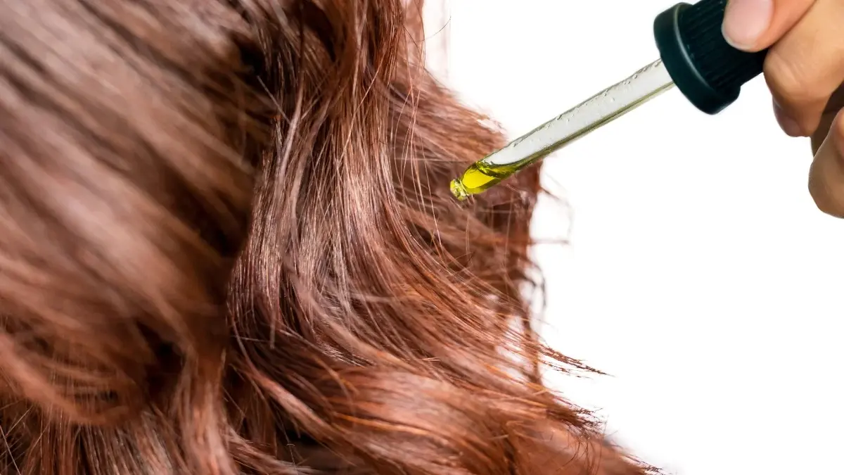 Olejowanie włosów olejkiem jojoba