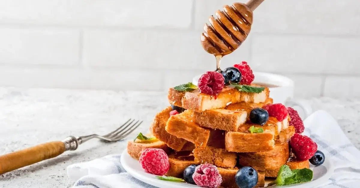 Tosty francuskie z owocami polewane syropem klonowym