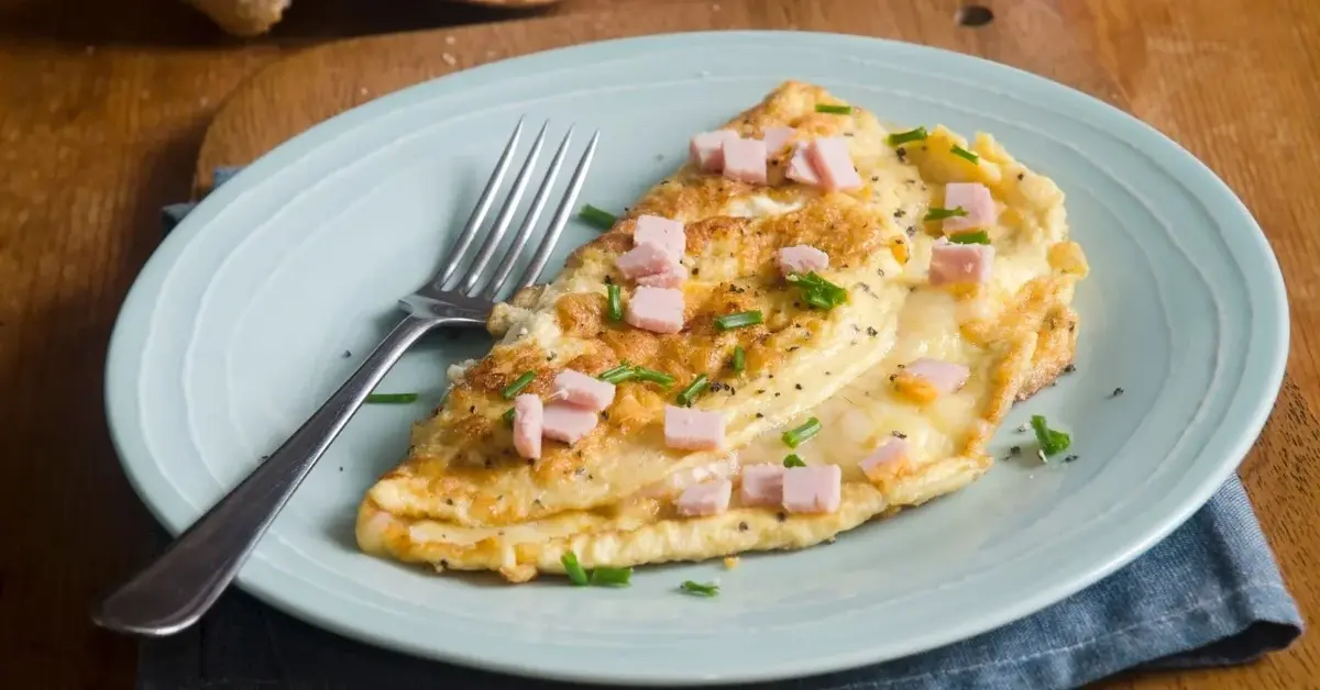 Omlet z grzybami na talerzu