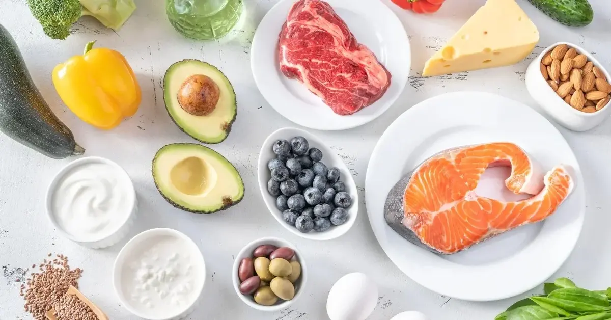 Produkty ktore można spożywać na diecie ketogenicznej na białym tle