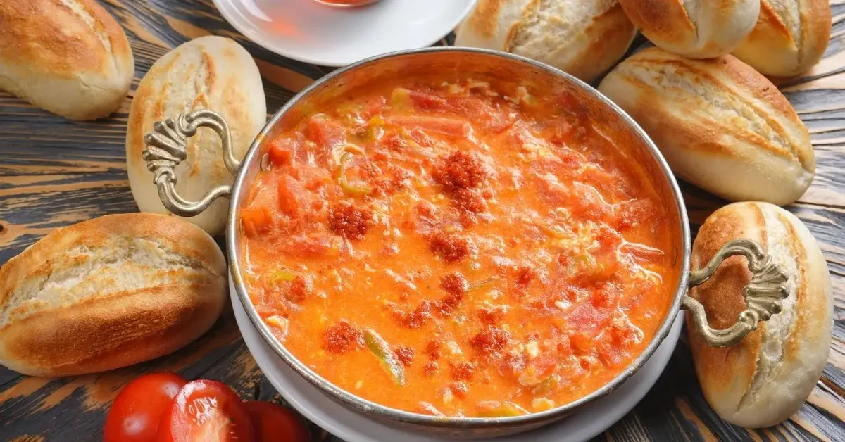 Menemen w srebrnym naczyniu