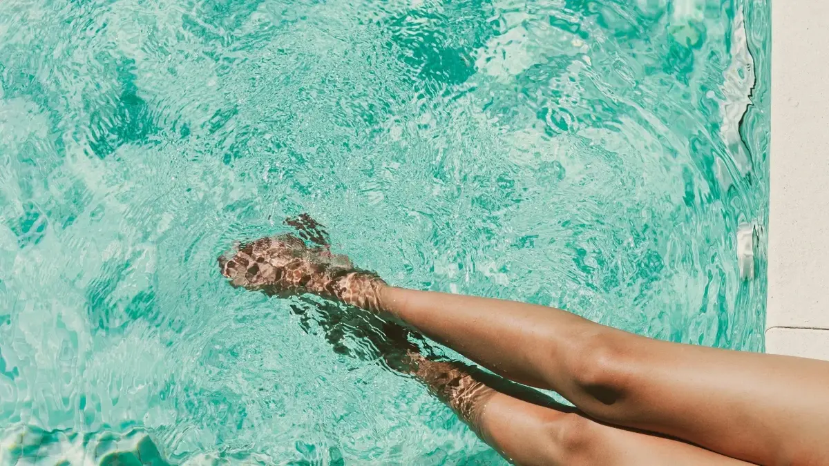 Nogi kobiety w wodzie na basenie