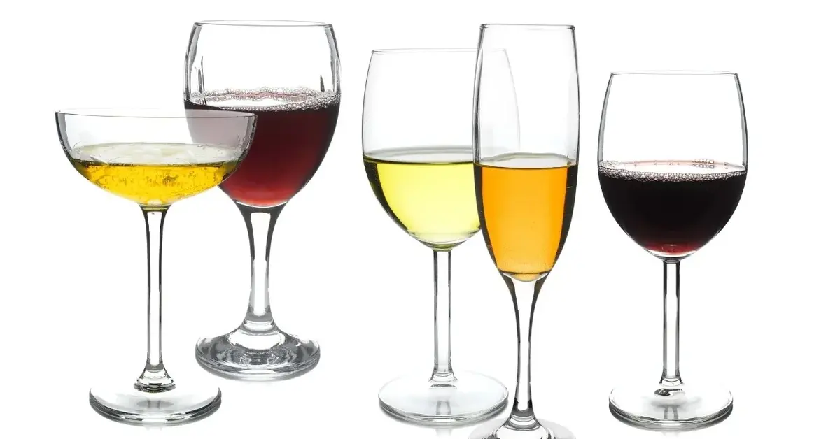 Różne rodzaje kieliszkó do wina na białym tle 