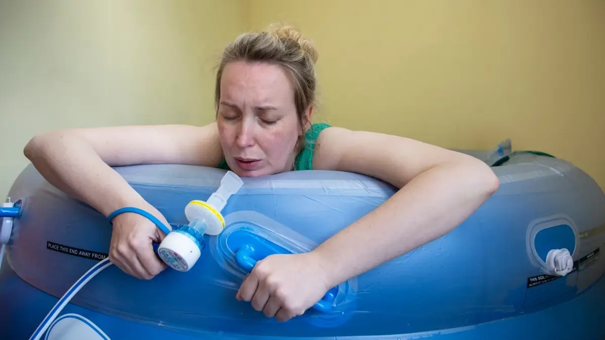Kobieta podczas porodu w wodzie