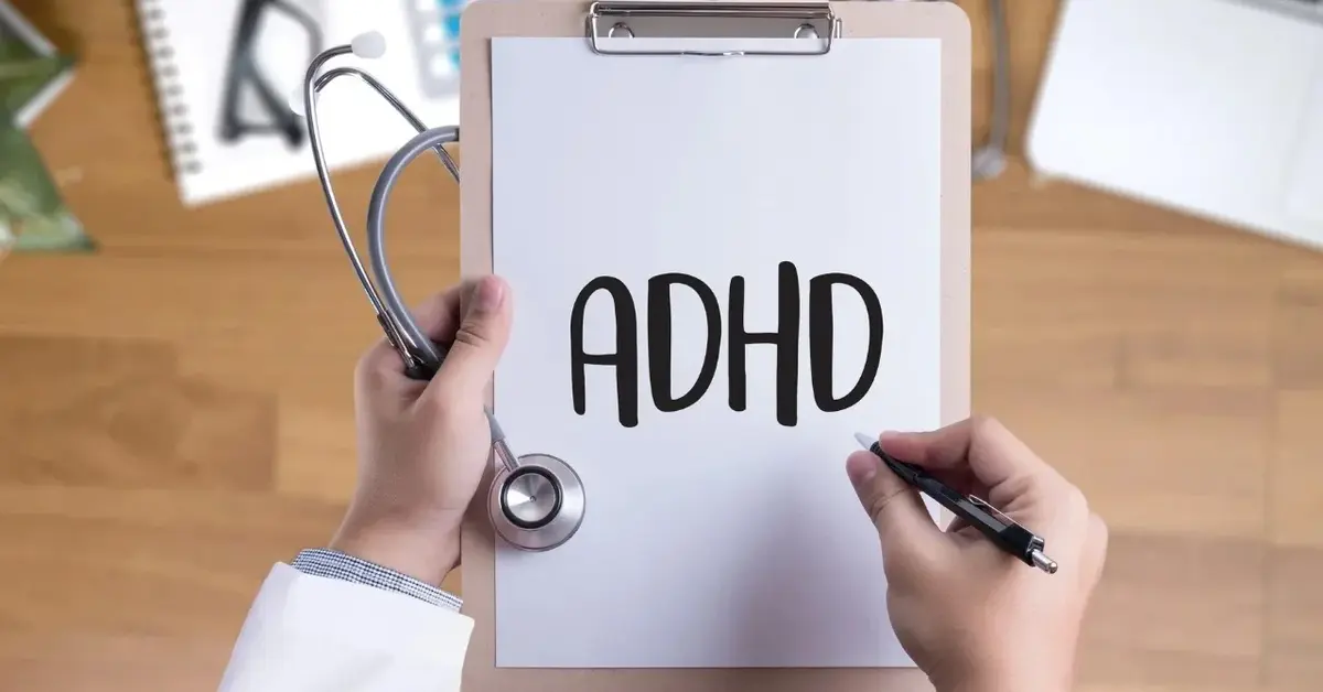 Kartka z napisem adhd trzymana przez lekarza w rękach