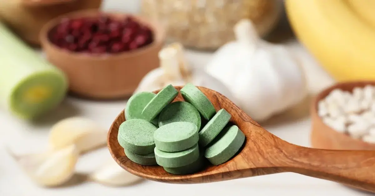 Zielone prebiotyki na drewnianej łyżce