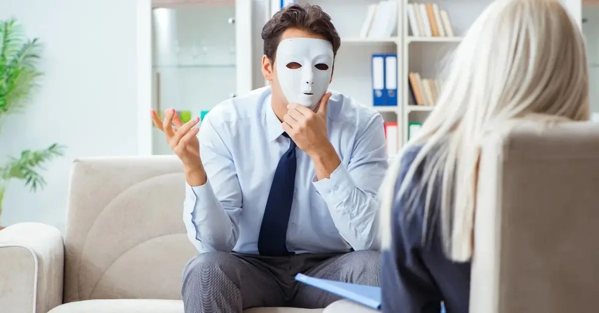 Mężczyzna z białą maską na twarzy