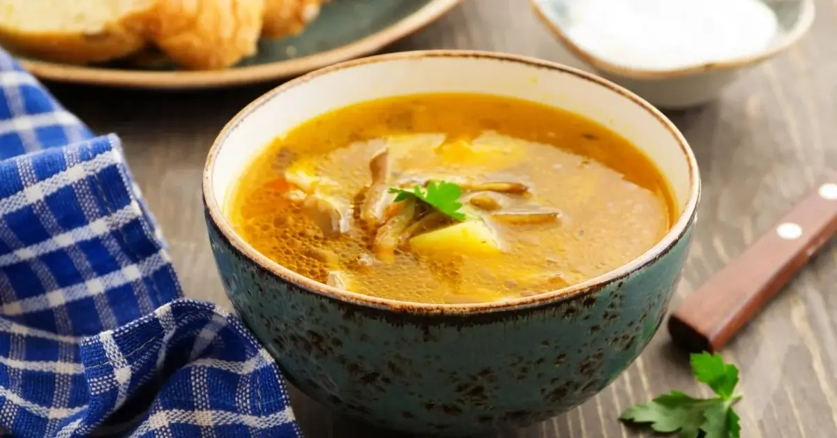 Flaczki z boczniaków w miseczce