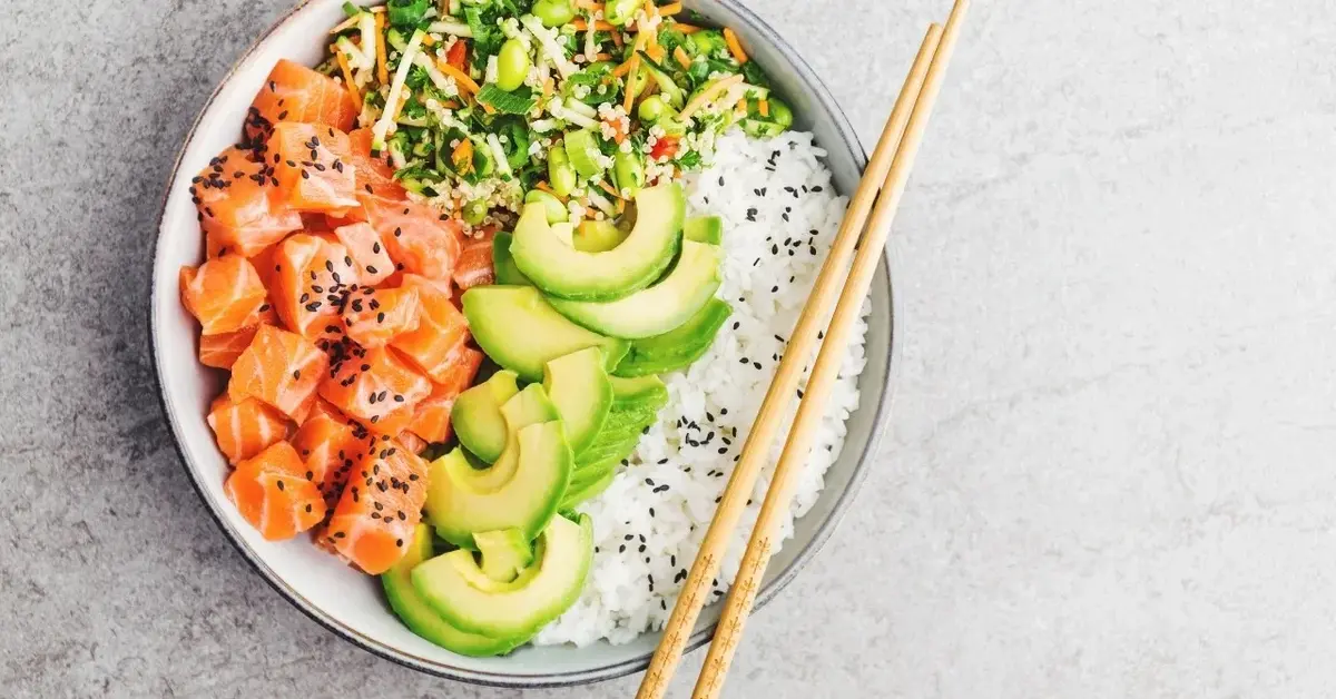 Poke bowl ze świeżymi warzywami i ryżem