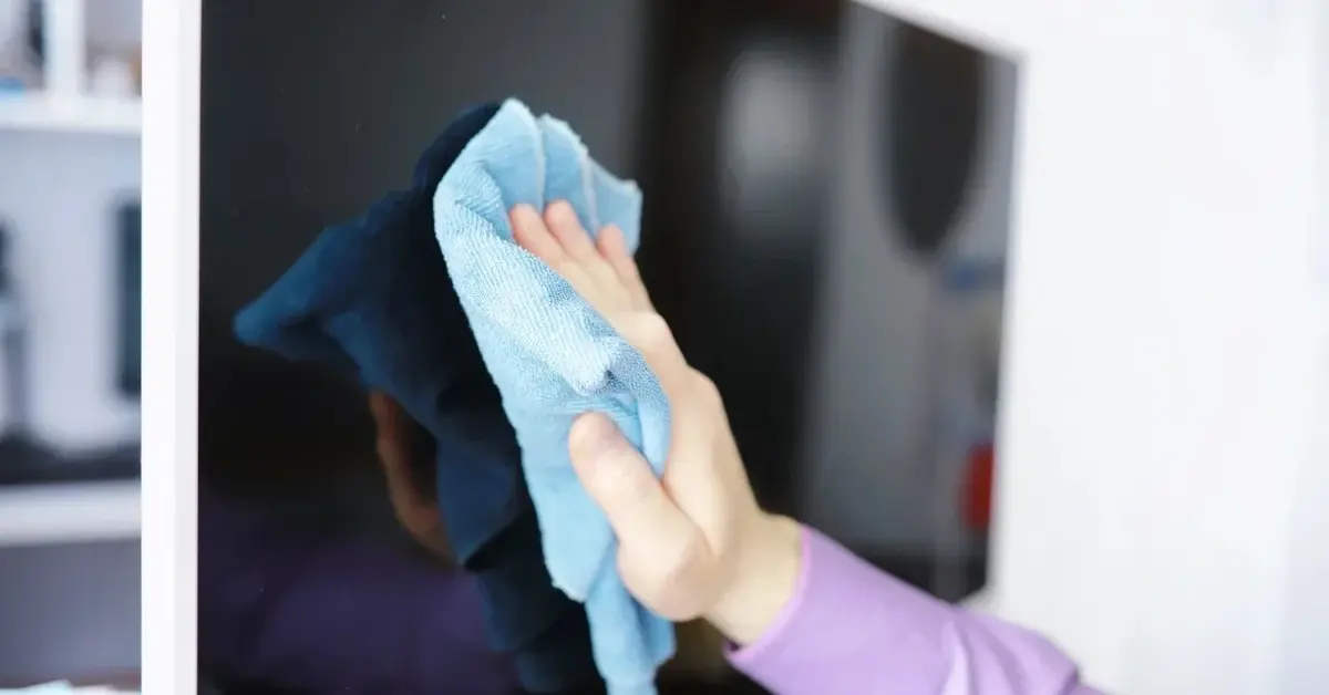 Telewizor czyszczony szmatką z mikrofibry
