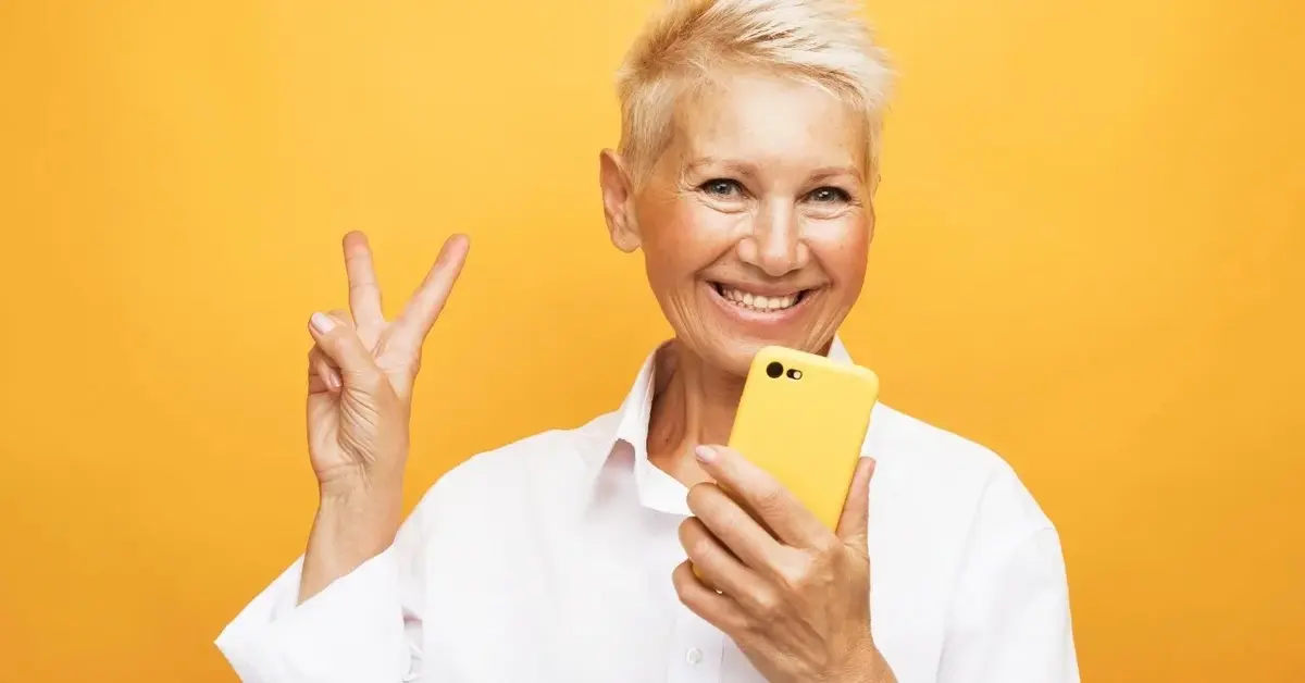 Kobieta z krótkimi blond włosami na żółtym tle