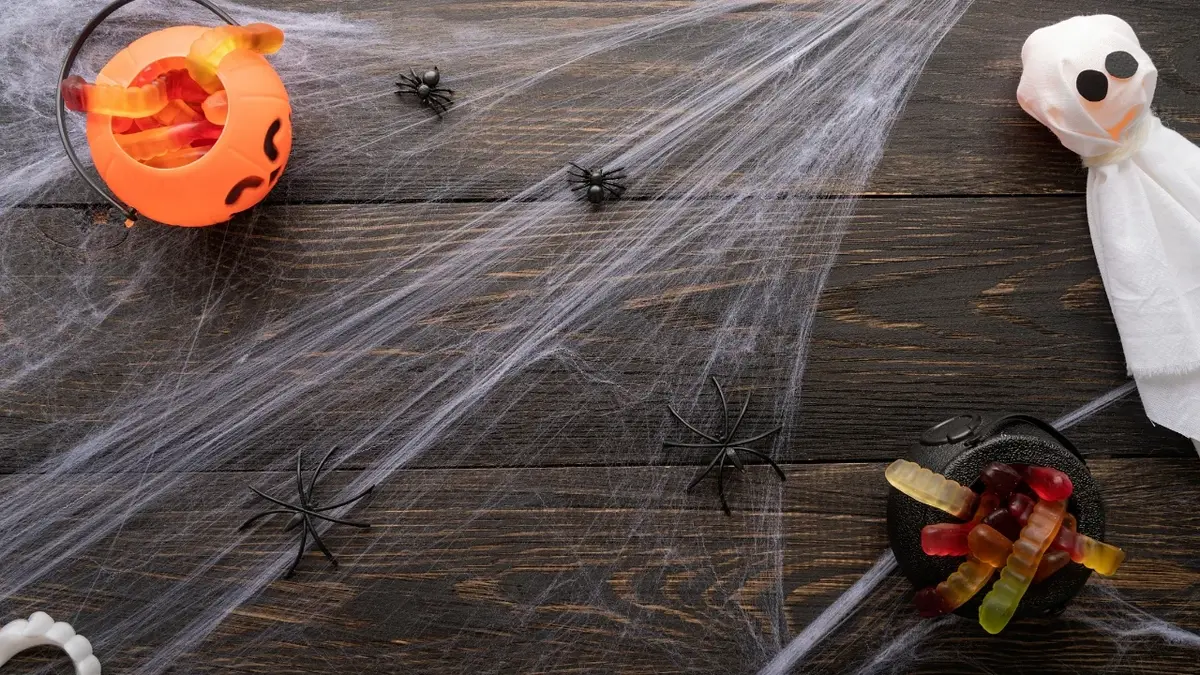 Ozdoby na halloween - pajęcze sieci na drewnianym blacie 