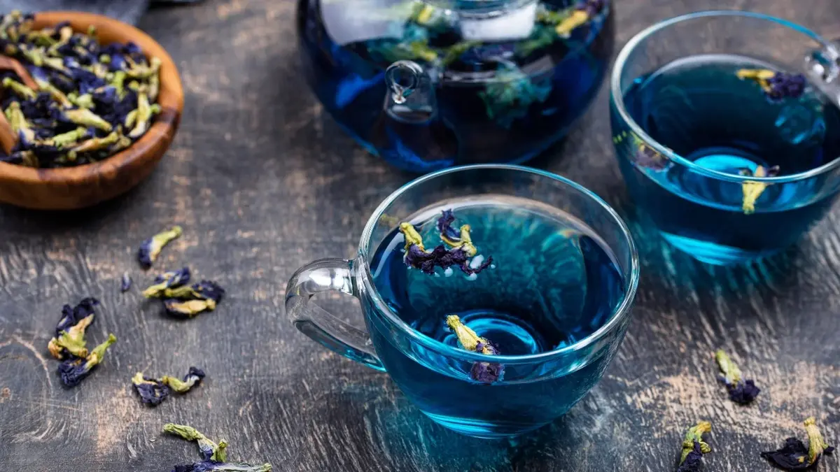 Niebieska herbata w szklanych filiżankach 