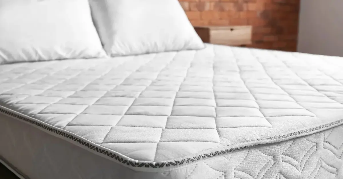 Łóżko  z białym grubym materacem 