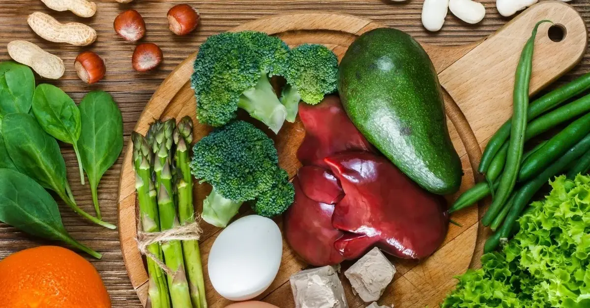 Warzywa i owoce zawierające kwas foliowy na drewnianej desce
